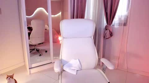 Snapshot of lm_kloeeh chatting on 03.11.25 Kloe see you 28-11  to celebrate my birthday online show from 03.11.25