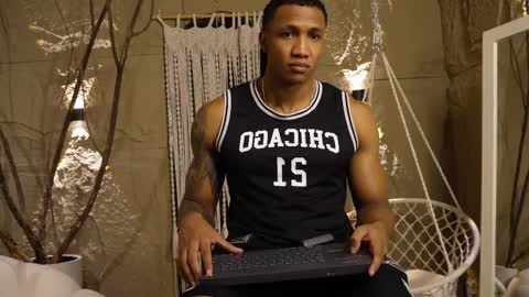 Snapshot of logan_varela chatting on 09.12.25 logan_varela online show from 09.12.25