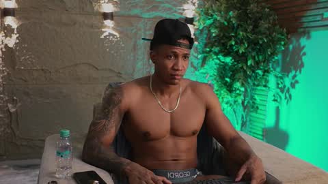 Snapshot of logan_varela chatting on 12.04.25 logan_varela online show from 12.04.25