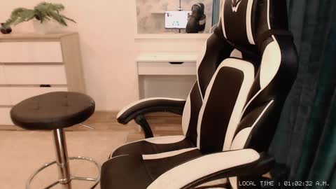  Lola  online show from 02.04.25