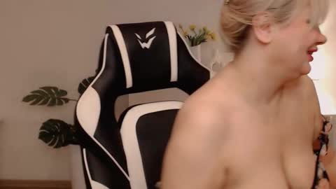 Snapshot of lola_anderson chatting on 03.11.26 Lola online show from 03.11.26