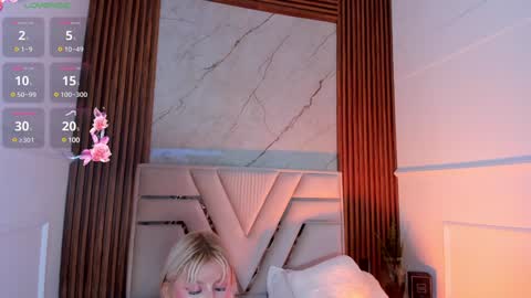 Snapshot of lolaangellx chatting on 12.28.24 Lola Angel online show from 12.28.24