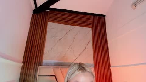 Snapshot of lolaangellx chatting on 12.31.24 Lola Angel online show from 12.31.24