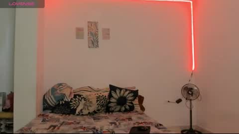 Lola  help me get to 100 thumbs online show from 06.30.26
