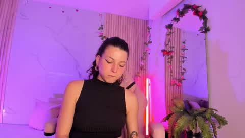 lolamustaine_ online show from 11.14.25