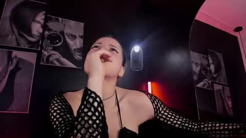 lolamustaine_ online show from 11.20.25