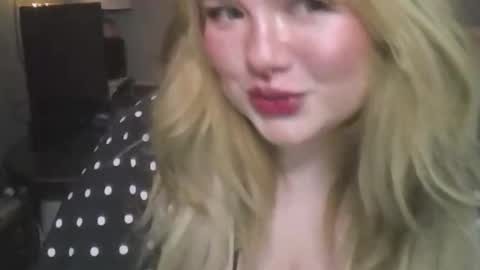 Snapshot of lolapeach222 chatting on 11.07.25 Lola Peach xo online show from 11.07.25