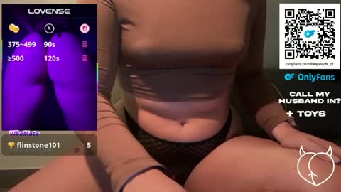 Snapshot of lolapeachtv chatting on 12.01.25 lolapeachtv online show from 12.01.25