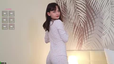 Snapshot of lolaprise chatting on 10.03.25 Lola online show from 10.03.25