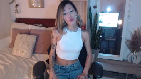 Snapshot of lolis_sweet_submisive chatting on 01.05.25 Dear tippers follow me on my new cb account lennarogers online show from 01.05.25