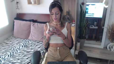 Snapshot of lolis_sweet_submisive chatting on 02.23.25 Dear tippers follow me on my new cb account lennarogers online show from 02.23.25