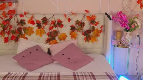 Snapshot of lolly_neal chatting on 11.10.25 Lolly online show from 11.10.25