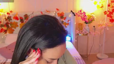 Snapshot of lolly_neal chatting on 11.11.25 Lolly online show from 11.11.25