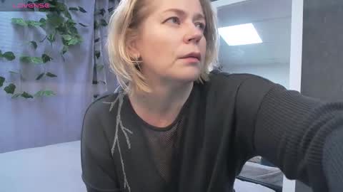 Snapshot of lorabigass chatting on 12.05.25 Lora online show from 12.05.25