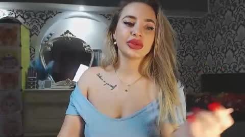 Queen LoraSinClare online show from 12.18.25