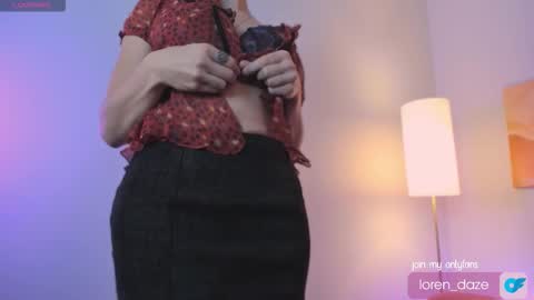 Snapshot of loren_daze chatting on 11.11.25 Loren online show from 11.11.25