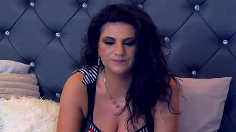 Lorenne Mays online show from 11.09.25