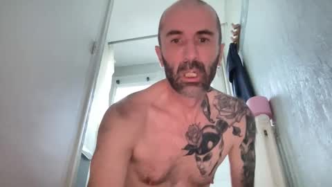 Snapshot of lorenzo44300 chatting on 12.15.25 lorenzo44300 online show from 12.15.25