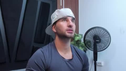 Snapshot of lorenzo_walker_ chatting on 11.11.25 L O R E N Z O Thumbs Up help online show from 11.11.25