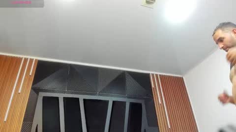 Snapshot of lorenzo_walker_ chatting on 11.12.25 L O R E N Z O Thumbs Up help online show from 11.12.25