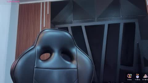 Snapshot of lorenzo_walker_ chatting on 11.15.25 L O R E N Z O Thumbs Up help online show from 11.15.25