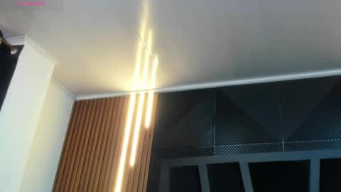 Snapshot of lorenzo_walker_ chatting on 11.20.25 L O R E N Z O Thumbs Up help online show from 11.20.25