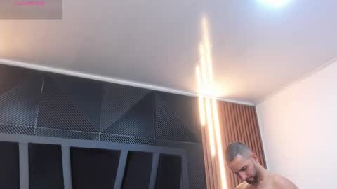 Snapshot of lorenzo_walker_ chatting on 11.22.25 L O R E N Z O Thumbs Up help online show from 11.22.25