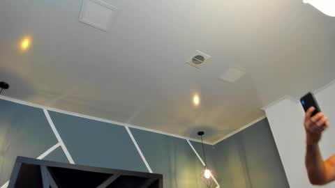 Snapshot of lorenzo_walker_ chatting on 12.17.25 L O R E N Z O Thumbs Up help online show from 12.17.25