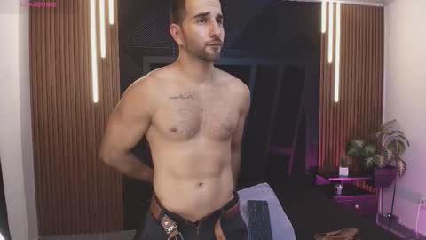 Snapshot of lorenzo_walker_ chatting on 01.17.26 L O R E N Z O Thumbs Up help online show from 01.17.26