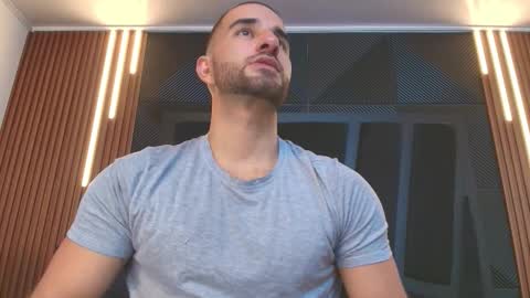 Snapshot of lorenzo_walker_ chatting on 02.14.26 L O R E N Z O Thumbs Up help online show from 02.14.26