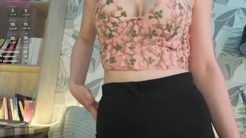 Snapshot of lorettedarsi chatting on 05.18.26 lorettedarsi online show from 05.18.26