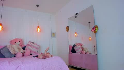 Snapshot of lori_evans1 chatting on 11.10.25 Lori Evans online show from 11.10.25