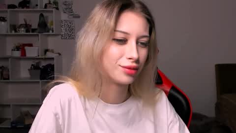 Snapshot of lori_meow chatting on 11.16.25 Lori online show from 11.16.25