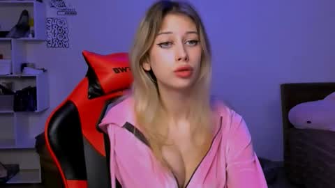 Snapshot of lori_meow chatting on 11.21.25 Lori online show from 11.21.25