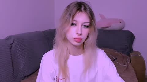 Snapshot of lori_meow chatting on 12.04.25 Lori online show from 12.04.25