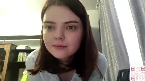 Snapshot of loudeguise chatting on 05.11.26 Esma online show from 05.11.26