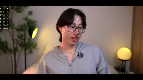 Snapshot of louis_zh chatting on 10.26.25 Louis online show from 10.26.25