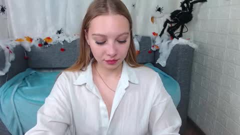 love bella  online show from 10.22.25