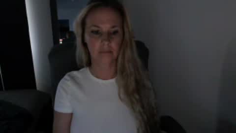 Snapshot of love_on_ chatting on 06.15.26 LoVe On online show from 06.15.26