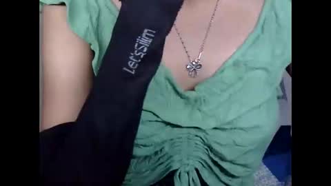 Snapshot of love_riva chatting on 10.25.25 Riva online show from 10.25.25