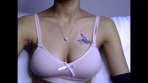 Snapshot of love_riva chatting on 11.23.25 Riva online show from 11.23.25