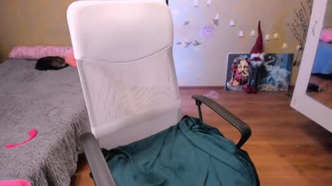 Snapshot of loveboys1993 chatting on 02.08.25 cat-girl online show from 02.08.25