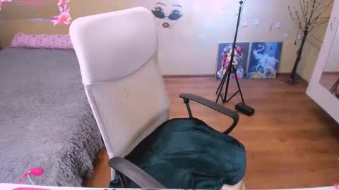 Snapshot of loveboys1993 chatting on 09.19.25 cat-girl online show from 09.19.25