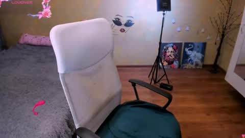 Snapshot of loveboys1993 chatting on 09.26.25 cat-girl online show from 09.26.25