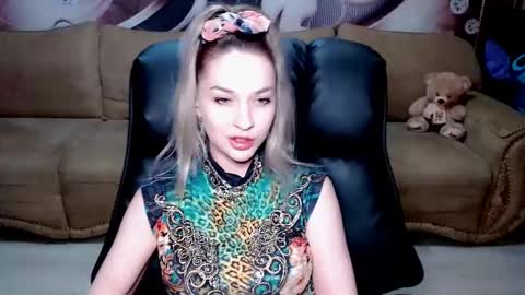 Snapshot of lovellymalina chatting on 12.08.24 private open online show from 12.08.24