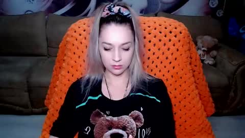 Snapshot of lovellymalina chatting on 12.18.24 private open online show from 12.18.24