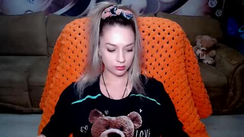 Snapshot of lovellymalina chatting on 12.18.24 private open online show from 12.18.24