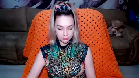 Snapshot of lovellymalina chatting on 12.22.24 private open online show from 12.22.24