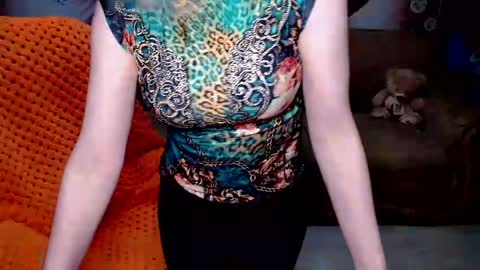 Snapshot of lovellymalina chatting on 12.22.24 private open online show from 12.22.24