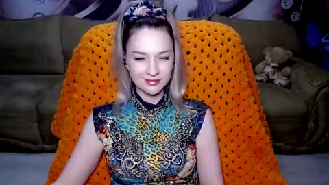 Snapshot of lovellymalina chatting on 12.22.24 private open online show from 12.22.24